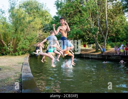 Windsor, Berkshire, Royaume-Uni. 10 août 2020. Les jeunes s'amusent dans un après-midi chaud et ensoleillé, sautant dans un affluent de la Tamise à Windsor, dans le Berkshire, alors que la température de la vague de chaleur a atteint 32 degrés aujourd'hui. Crédit : Maureen McLean/Alay Live News Banque D'Images
