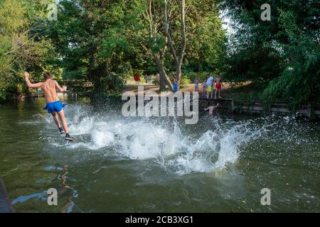 Windsor, Berkshire, Royaume-Uni. 10 août 2020. Les jeunes s'amusent dans un après-midi chaud et ensoleillé, sautant dans un affluent de la Tamise à Windsor, dans le Berkshire, alors que la température de la vague de chaleur a atteint 32 degrés aujourd'hui. Crédit : Maureen McLean/Alay Live News Banque D'Images