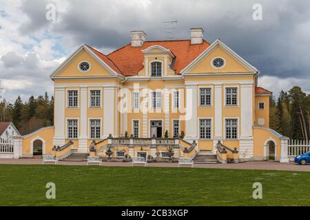 Le manoir Palmse, le meilleur patrimoine historique du parc national de Lahemaa. Ciel nuageux. Banque D'Images