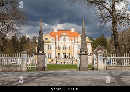 Le manoir Palmse, le meilleur patrimoine historique du parc national de Lahemaa. Ciel nuageux. Banque D'Images