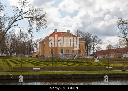 Le manoir Palmse, le meilleur patrimoine historique du parc national de Lahemaa. Ciel nuageux. Banque D'Images