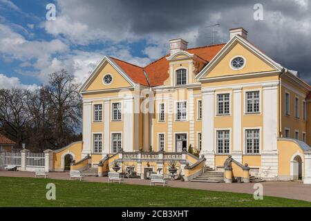 Le manoir Palmse, le meilleur patrimoine historique du parc national de Lahemaa. Ciel nuageux. Banque D'Images