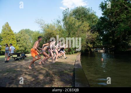 Windsor, Berkshire, Royaume-Uni. 10 août 2020. Les jeunes s'amusent dans un après-midi chaud et ensoleillé, sautant dans un affluent de la Tamise à Windsor, dans le Berkshire, alors que la température de la vague de chaleur a atteint 32 degrés aujourd'hui. Crédit : Maureen McLean/Alay Live News Banque D'Images