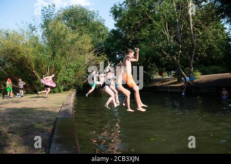 Windsor, Berkshire, Royaume-Uni. 10 août 2020. Les jeunes s'amusent dans un après-midi chaud et ensoleillé, sautant dans un affluent de la Tamise à Windsor, dans le Berkshire, alors que la température de la vague de chaleur a atteint 32 degrés aujourd'hui. Crédit : Maureen McLean/Alay Live News Banque D'Images