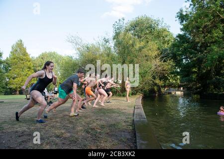 Windsor, Berkshire, Royaume-Uni. 10 août 2020. Les jeunes s'amusent dans un après-midi chaud et ensoleillé, sautant dans un affluent de la Tamise à Windsor, dans le Berkshire, alors que la température de la vague de chaleur a atteint 32 degrés aujourd'hui. Crédit : Maureen McLean/Alay Live News Banque D'Images