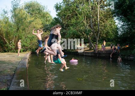 Windsor, Berkshire, Royaume-Uni. 10 août 2020. Les jeunes s'amusent dans un après-midi chaud et ensoleillé, sautant dans un affluent de la Tamise à Windsor, dans le Berkshire, alors que la température de la vague de chaleur a atteint 32 degrés aujourd'hui. Crédit : Maureen McLean/Alay Live News Banque D'Images
