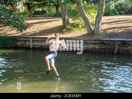 Windsor, Berkshire, Royaume-Uni. 10 août 2020. Les jeunes s'amusent dans un après-midi chaud et ensoleillé, sautant dans un affluent de la Tamise à Windsor, dans le Berkshire, alors que la température de la vague de chaleur a atteint 32 degrés aujourd'hui. Crédit : Maureen McLean/Alay Live News Banque D'Images