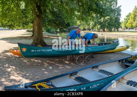 Windsor, Berkshire, Royaume-Uni. 10 août 2020. L'équipe du Canoe & Kayak Adventures à Windsor nettoie leurs canoës et kayaks après une journée bien remplie sur la Tamise, sous le soleil flamboyant de la vague de chaleur. Crédit : Maureen McLean/Alay Live News Banque D'Images