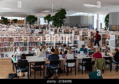 À l'intérieur de la Central Library Oodi à Helsinki, en Finlande Banque D'Images