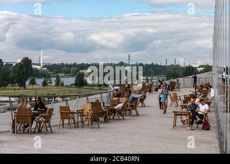 Terrasse Oodi de la bibliothèque centrale d'Helsinki. Baie de Töölönlhati en arrière-plan. Helsinki, Finlande. Banque D'Images