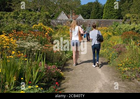 Visiteurs des jardins fortifiés victoriens, West Dean, West Sussex, Angleterre, Royaume-Uni Banque D'Images