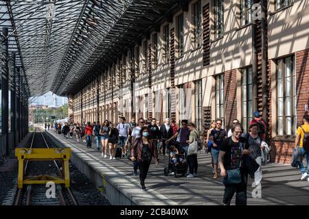 Les passagers arrivant sur une plate-forme à la gare centrale d'Helsinki, en Finlande Banque D'Images