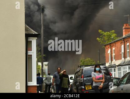 La fumée se dégage d'un incendie violent dans une zone industrielle de Birmingham. Les équipes de 10 moteurs d'incendie s'attaquent à l'incendie. Banque D'Images