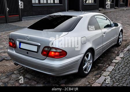 RIGA, LETTONIE - 22 AVRIL 2018 : Mercedes-Benz coupe CLK200 Kompressor - W208, 2001. Banque D'Images