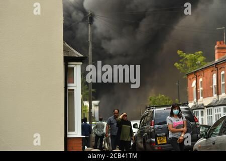 La fumée se dégage d'un incendie violent dans une zone industrielle de Birmingham. Les équipes de 10 moteurs d'incendie s'attaquent à l'incendie. Banque D'Images
