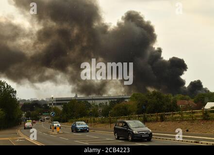 La fumée se dégage d'un incendie violent dans une zone industrielle de Birmingham. Les équipes de 10 moteurs d'incendie s'attaquent à l'incendie. Banque D'Images