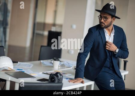 un acteur élégant pose à l'appareil photo. gros plan sur la photo. espace de copie. un homme de mode pensif qui pense aux affaires à l'intérieur Banque D'Images