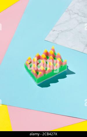 Mise en page créative avec éponge pour le lavage de la vaisselle sur fond multicolore Banque D'Images