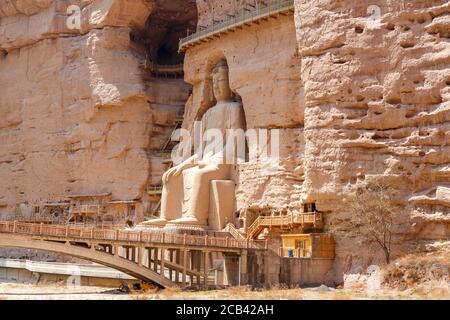 Vue latérale sur la statue de Bouddha des grottes de Bingling. Les grottes ont été créées autour de 420 AD. Banque D'Images