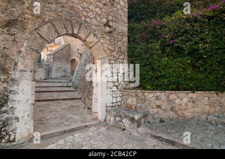 SPERLONGA, ITALIE - 28 SEPTEMBRE 2017 : rue typique du village de Sperlonga, Italie. Sperlonga est une ville côtière de la province de Latina, ITA Banque D'Images