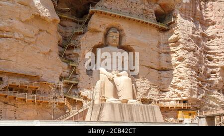 Panorama avec Grand Bouddha Maitreya. Situé dans les grottes de Bingling dans la province de Gansu. Banque D'Images