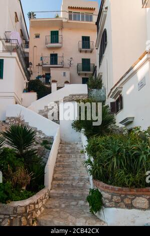 SPERLONGA, ITALIE - 28 SEPTEMBRE 2017 : rue typique du village de Sperlonga, Italie. Sperlonga est une ville côtière de la province de Latina, ITA Banque D'Images