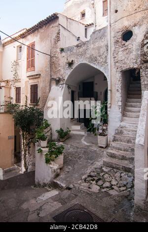 SPERLONGA, ITALIE - 28 SEPTEMBRE 2017 : rue typique du village de Sperlonga, Italie. Sperlonga est une ville côtière de la province de Latina, Ital Banque D'Images