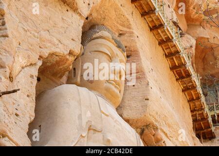 Gros plan de la grande statue de bouddha dans les grottes de Bingling. Partie de la route de la soie Patrimoine mondial de l'UNESCO. Banque D'Images