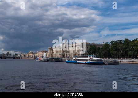 Saint-Pétersbourg, Russie - 3 juin 2020 : la construction de l'Académie des arts de Saint-Pétersbourg et le quai 'Rumiantsevsky descente' avec des bateaux de plaisance. Banque D'Images