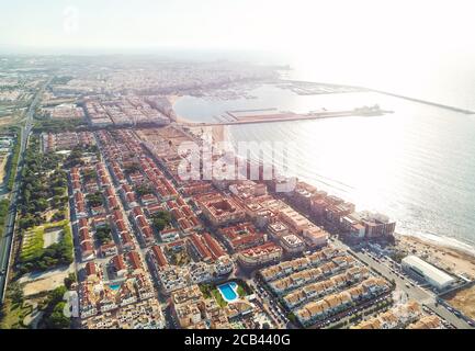 Photo aérienne du paysage urbain de Torrevieja au lever du soleil. Vue sur la mer Méditerranée et le port depuis le haut. Province d'Alicante, Costa Blanca, SPAI Banque D'Images