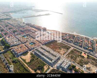 Photo aérienne du paysage urbain de Torrevieja au lever du soleil. Vue sur la mer Méditerranée et le port depuis le haut. Province d'Alicante, Costa Blanca, SPAI Banque D'Images