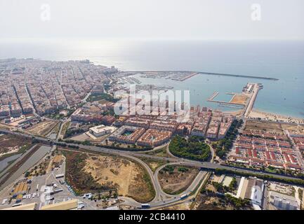 Photo aérienne du paysage urbain de Torrevieja au lever du soleil. Vue sur la mer Méditerranée et le port depuis le haut. Province d'Alicante, Costa Blanca, SPAI Banque D'Images