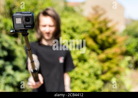 Suffolk, Royaume-Uni juin 01 2020: Une personne a un GoPro Hero 7 Black, une petite caméra d'action qui peut être utilisée dans une variété de circonstances, il est communément nous Banque D'Images