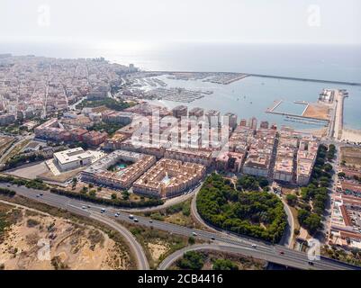 Photo aérienne du paysage urbain de Torrevieja au lever du soleil. Vue sur la mer Méditerranée et le port depuis le haut. Province d'Alicante, Costa Blanca, SPAI Banque D'Images