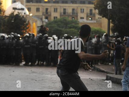 Beyrouth, Liban. 10 août 2020. Les manifestants libanais se sont heurtés aux forces de sécurité dans les environs du Parlement, dans le centre de Beyrouth, le lundi 10 août 2020. Suite à l'explosion qui a dévasté de grandes parties de la capitale libanaise. Le ministère libanais de la Santé a déclaré qu'au moins 163 personnes ont été tuées et plus de 6000 blessées dans l'explosion de Beyrouth qui a dévasté la zone portuaire le 4 août. Photo de Mustafa Jamaleddine/UPI crédit: UPI/Alamy Live News Banque D'Images