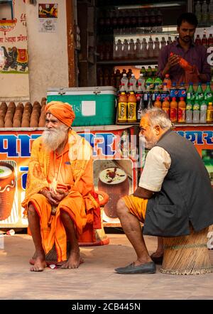 11 décembre 2019 Pushkar Rajesthan, Inde Sadhu (Saint) est assis à côté de la boutique Banque D'Images