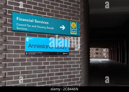 Les Services financiers du Conseil municipal de Glasgow signent à la bibliothèque Anniesland pour les services de prestations fiscales et de logement du Conseil, Anniesland court, Glasgow, Écosse Banque D'Images