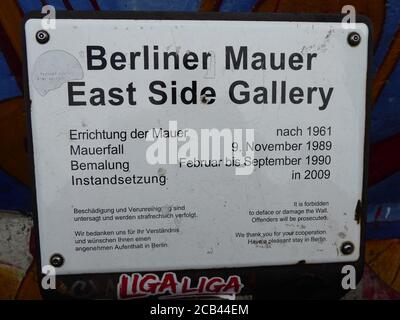 Le mur de Berlin était une barrière en béton protégée qui physiquement Et a divisé Berlin idéologiquement de 1961 à 1989 Banque D'Images