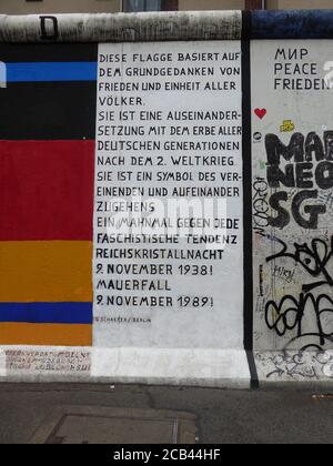 Le mur de Berlin était une barrière en béton protégée qui physiquement Et a divisé Berlin idéologiquement de 1961 à 1989 Banque D'Images