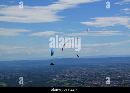 Belice, Italie - été 2020: Championnat italien de parapente, concurrents volant sur le paysage aérien de Val Padana Banque D'Images