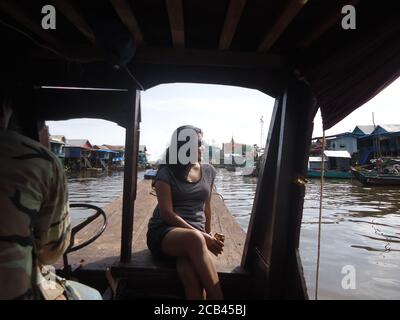 une femme en train d'apprécier un voyage en bateau sur le lac tonle sap de Cambodge Banque D'Images