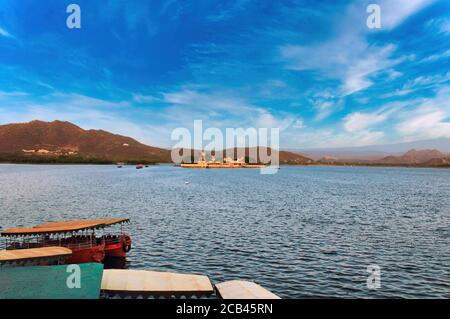 Palais Jagmandir sur une île dans le lac Pichola fait de carreaux de marbre, situé dans la ville d'Udaipur dans l'état Rajasthan, Inde Banque D'Images