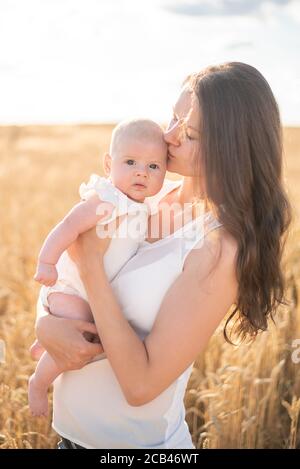 Belle jeune mère et sa petite fille au champ de blé par temps ensoleillé, république tchèque Banque D'Images