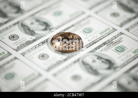 Un Bitcoin sur des billets de cent dollars. Gros plan dof, macro shot. illustration du rendu 3d Banque D'Images