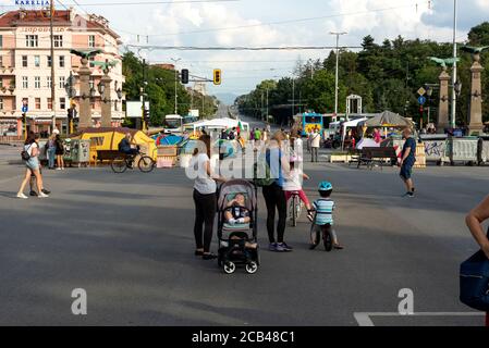 Les gens marchant sur les rues fermées pour les transports dans le pont de l'Aigle dans le centre-ville de Sofia pendant la manifestation pacifique anti-gouvernement en août 2020, Sofia Bulgarie, Europe de l'est, Balkans, UE Banque D'Images