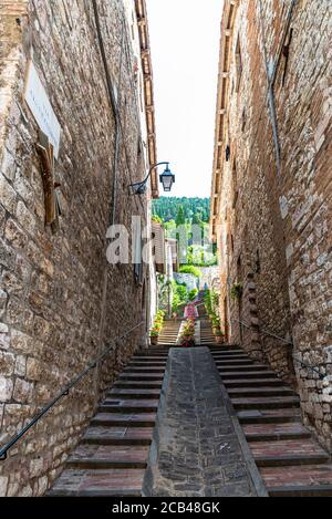 Gubbio une des plus belles villes d'art en Ombrie. Les ruelles et les rues du centre médiéval grimpent vers la partie supérieure de ce joyau de Banque D'Images