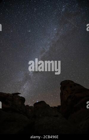 Milky Way au-dessus des hoodoos de grès, écrivant dans le parc provincial Stone, Alberta, Canada Banque D'Images