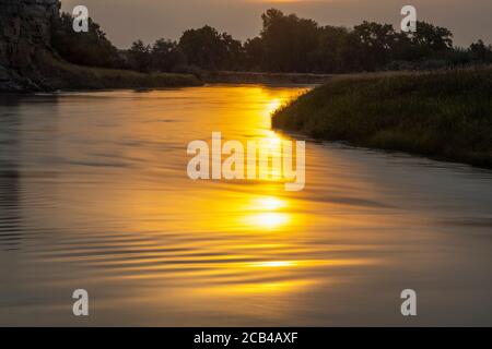 Milk River au lever du soleil, écrivant dans le parc provincial Stone, Alberta, Canada Banque D'Images