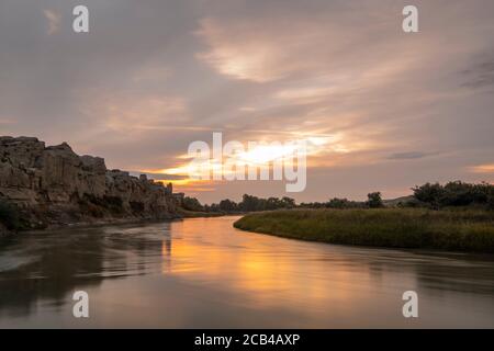 Milk River au lever du soleil, écrivant dans le parc provincial Stone, Alberta, Canada Banque D'Images