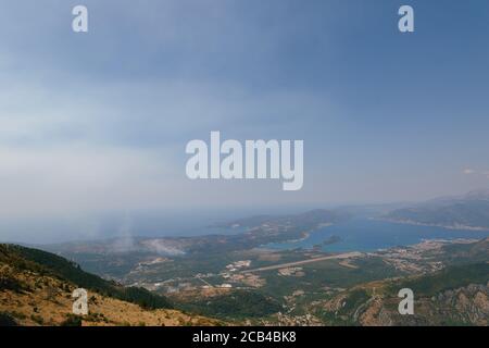 Incendie de forêt au Monténégro, sur la péninsule de Lustica, près de la piste de l'aéroport de Tivat. Vue depuis le mont Lovcen. Banque D'Images